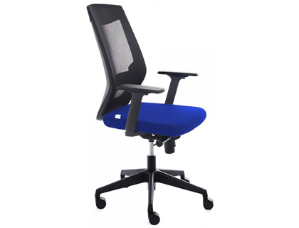 [908-3] SILLA ROCADA DE OFICINA CON BRAZOS TAPIZADA EN TELA IGNIFUGA AZUL Y RESPALDO EN POLIMERO NEGRO
