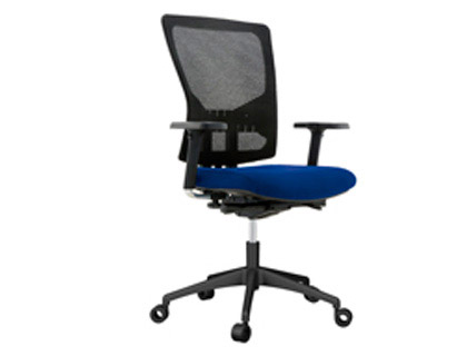 [937V19-3] SILLA ROCADA DE OFICINA CON BRAZOS TAPIZADA EN TELA INGNIFUGA Y RESPALDO EN POLIMERO COLOR AZUL